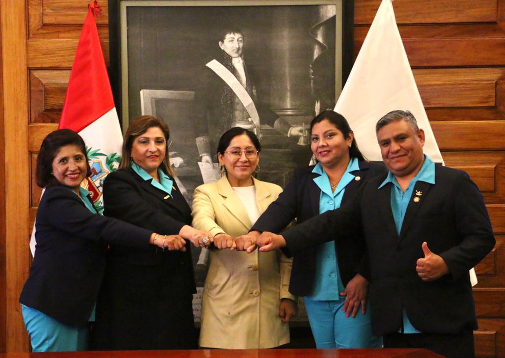 Representantes del Colegio de Enfermeras del Perú mantienen una entrevista con la Ministra de Salud para abordar temas de interés de la Profesión